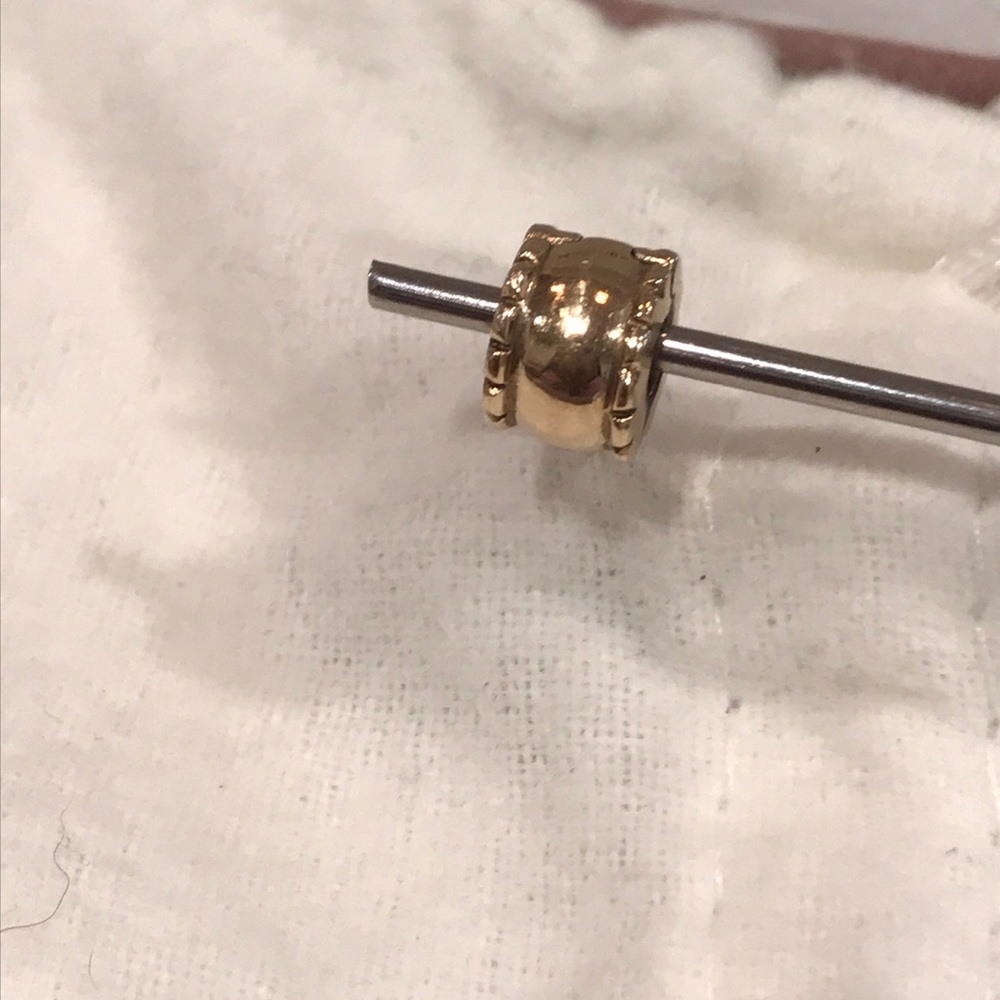Pandora Beveled gold clip ✨